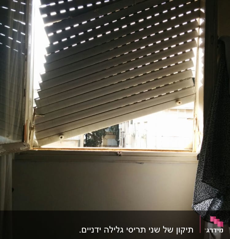 תריסים שבורים עם אור חודר דרך החריצים